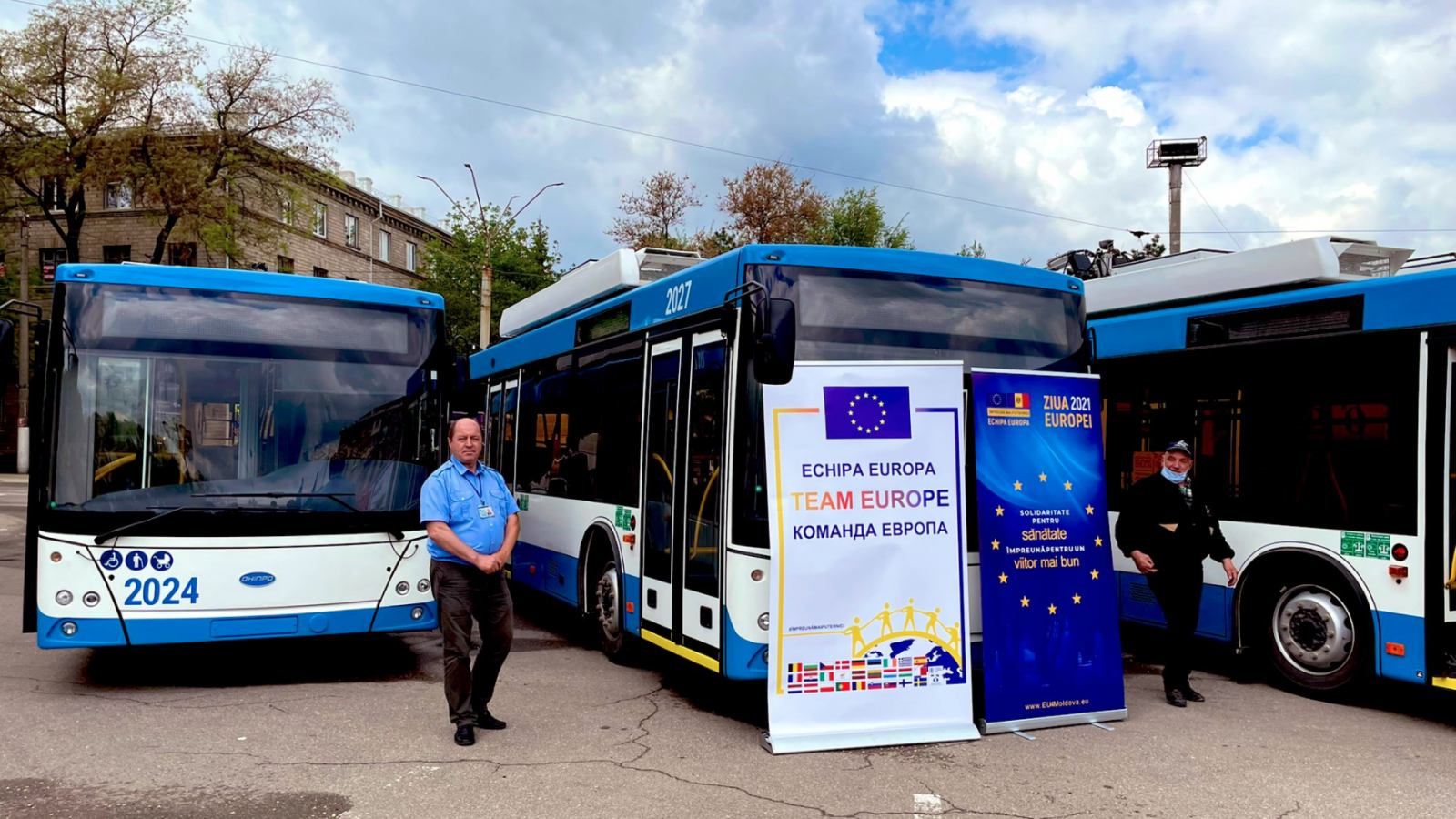 Moldova: Team Europe visits Balti to meet students and hand over 11 trolleybuses